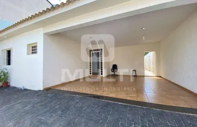 Casa com 3 quartos para alugar no Santa Mônica, Uberlândia 