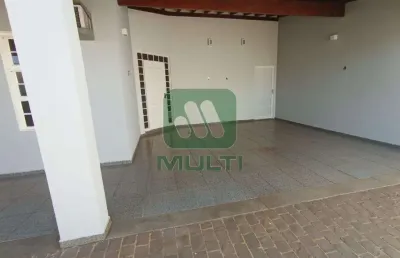 Casa com 3 quartos para alugar no Santa Mônica, Uberlândia 