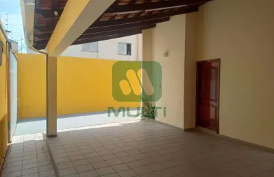 Casa com 3 quartos para alugar no Santa Mônica, Uberlândia 