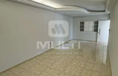 Casa com 3 quartos para alugar no Martins, Uberlândia 