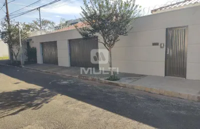Casa com 3 quartos para alugar no Jardim Karaíba, Uberlândia 