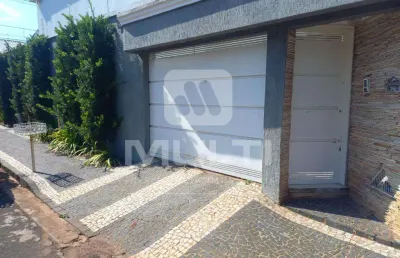 Casa com 3 quartos para alugar no Alto Umuarama, Uberlândia 