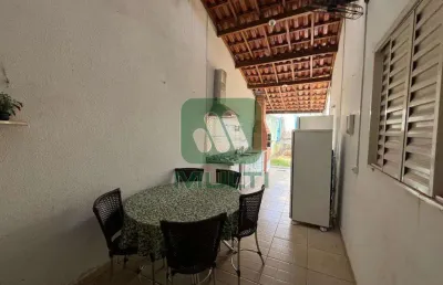 Casa com 3 quartos para alugar em Granada, Uberlândia 