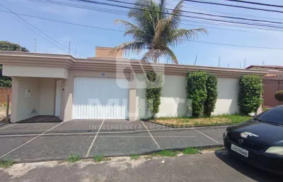 Casa com 4 quartos para alugar no Jardim das Acácias, Uberlândia 