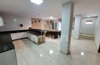 Casa com 3 quartos para alugar no Jardim Europa, Uberlândia 