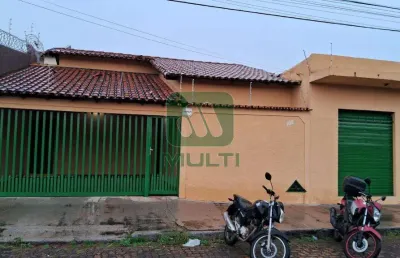 Casa com 3 quartos para alugar no Dona Zulmira, Uberlândia 