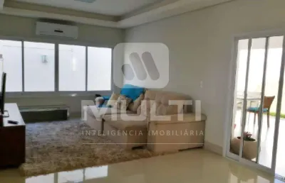 Casa em condomínio fechado com 3 quartos para alugar no Jardins Gênova, Uberlândia 