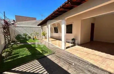 Casa com 4 quartos para alugar no Jardim Finotti, Uberlândia 