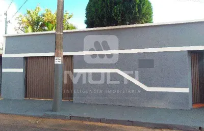 Casa com 3 quartos para alugar no Santa Mônica, Uberlândia 