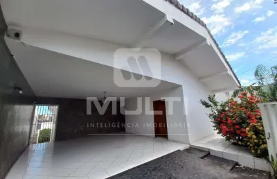 Casa com 3 quartos para alugar no Centro, Uberlândia 