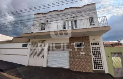 Apartamento com 3 quartos para alugar no Marta Helena, Uberlândia 