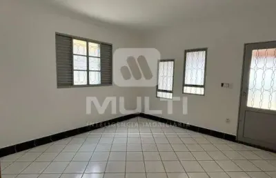 Casa com 3 quartos para alugar na Cidade Jardim, Uberlândia 