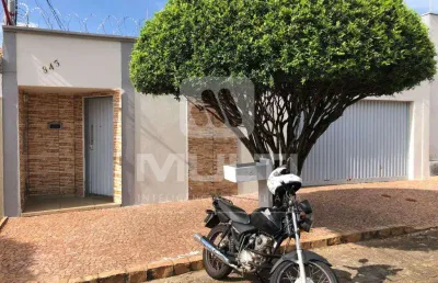 Casa com 3 quartos para alugar na Cidade Jardim, Uberlândia 
