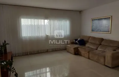Casa com 3 quartos à venda na Cidade Jardim, Uberlândia 