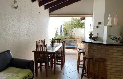 Casa com 3 quartos à venda na Cidade Jardim, Uberlândia 