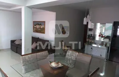 Casa com 4 quartos à venda no Jardim Europa, Uberlândia 