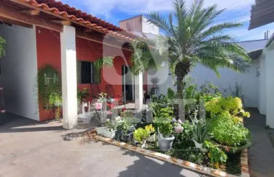 Casa com 4 quartos à venda no Jardim Europa, Uberlândia 