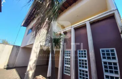 Casa com 4 quartos para alugar no Jardim das Palmeiras, Uberlândia 