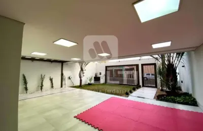 Casa com 3 quartos para alugar na Nossa Senhora Aparecida, Uberlândia 