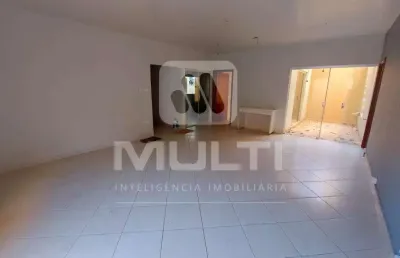 Casa com 3 quartos para alugar no Santa Mônica, Uberlândia 