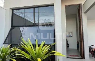 Casa com 4 quartos para alugar no Novo Mundo, Uberlândia 