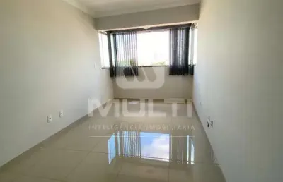Apartamento com 3 quartos à venda no Conjunto Segismundo Pereira, Uberlândia 