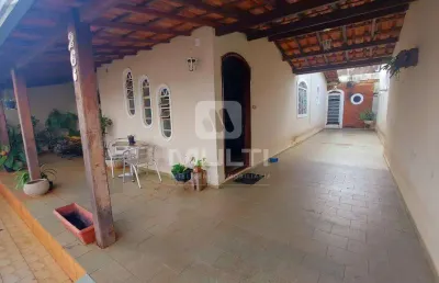 Casa com 3 quartos à venda na Cidade Jardim, Uberlândia 