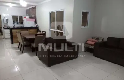 Casa em condomínio fechado com 3 quartos à venda no Jardim Holanda, Uberlândia 