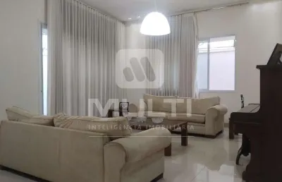 Casa com 3 quartos à venda no Centro, Uberlândia 