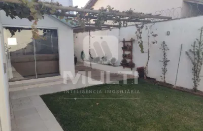 Casa com 3 quartos à venda no Jardim Europa, Uberlândia 