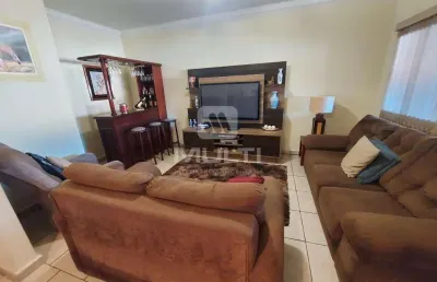 Casa com 4 quartos à venda na Cidade Jardim, Uberlândia 