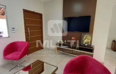 Casa com 3 quartos à venda na Cidade Jardim, Uberlândia 
