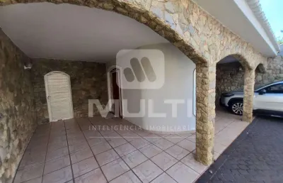 Casa com 3 quartos para alugar no Santa Rosa, Uberlândia 