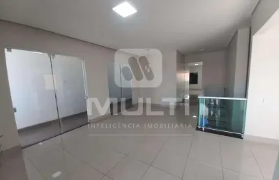 Casa com 3 quartos para alugar no Tabajaras, Uberlândia 