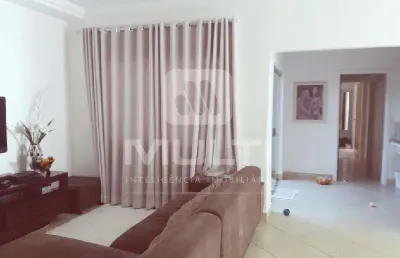 Casa com 3 quartos para alugar no Santa Mônica, Uberlândia 