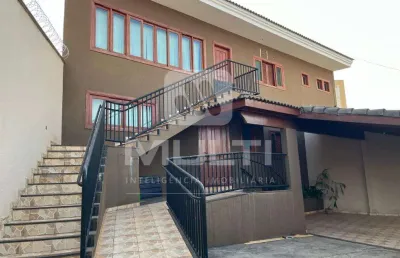 Casa com 4 quartos para alugar no Fundinho, Uberlândia 