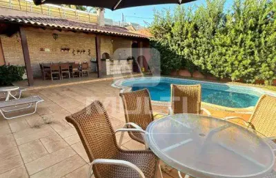 Casa com 6 quartos para alugar no Lidice, Uberlândia 