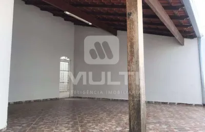 Casa com 3 quartos para alugar em Granada, Uberlândia 