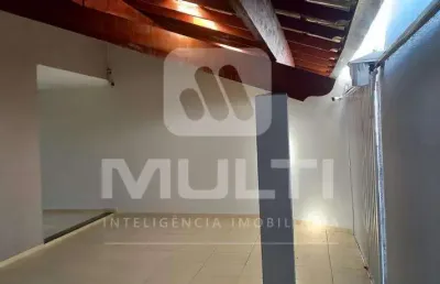 Casa com 3 quartos para alugar no Santa Mônica, Uberlândia 