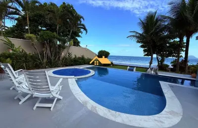 Sobrado frente ao mar com piscina e sauna- 5 quartos, 5 suítes, 3 salas, 5 banheiros, 3 vagas de garagem - 300m² - locação temporada ou anual.