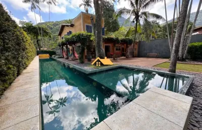 Casa canto do moreira, maresias, são sebastião-sp: 5 quartos, 5 suítes, 3 salas, 5 banheiros, 4 vagas de garagem, 200m² de área.