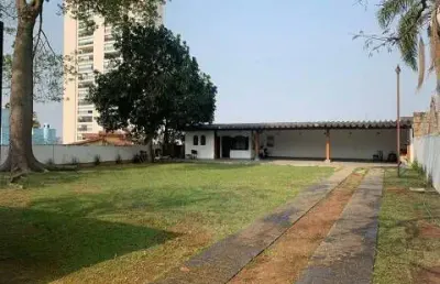 Maravilhoso terreno p/ aluguel e venda possui 700 m² totalmente plano com edícula e garagem coberta
