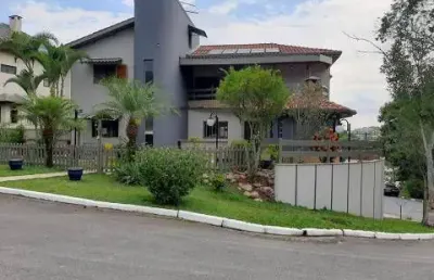 Belíssima casa no condomínio arujazinho v com 351 m² na frente do lago 3 suítes porteira fechada