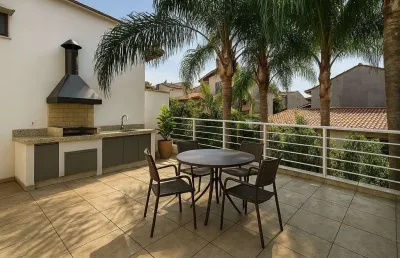 Casa geminada triplex de 143m² com 2 suítes e 1 vaga, na vila ipojuca