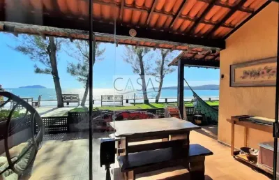 Casa 3 quartos frontal mar em condomínio pé na areia - manguinhos.