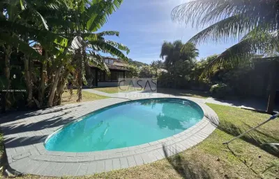 Maravilhosa casa 5 suítes à venda em condomínio pé na areia da praia da ferradurinha búzios