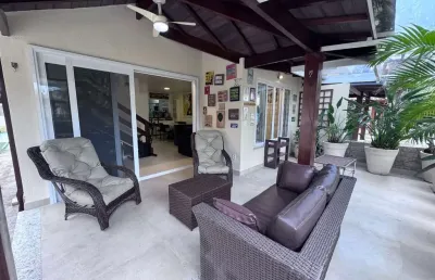 Alugo linda casa 4 quartos em manguinhos armação de búzios