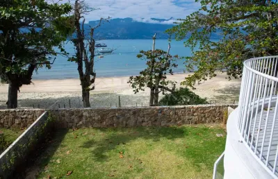Casa em condomínio frente mar na praia das cigarras