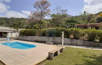 Excelente casa/chácara com duas casas, piscina, muito espaço verde, linda vista e que permite financiamento