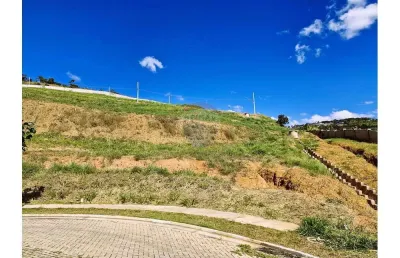 Lote em aclive no estrela do lago, com vista e privacidade